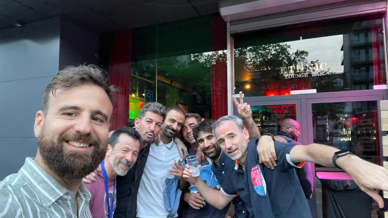 Miembros de La Roja celebrando en Bruselas durante el 15.º aniversario