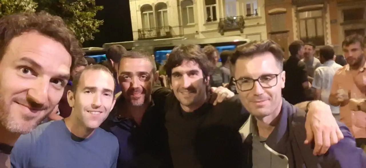 Foto de grupo durante la celebración nocturna del 15.º aniversario