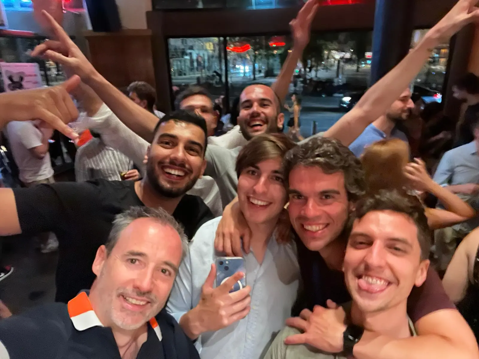 Selfie grupal en el bar durante la celebración del 15.º aniversario
