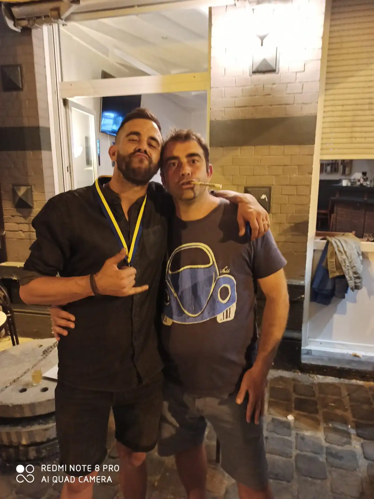 Dos miembros del club posan durante la celebración del 15.º aniversario