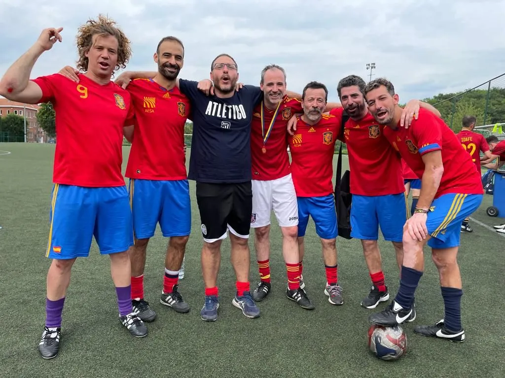 Fotografía de grupo de La Roja de Bruselas durante la celebración del 15.º aniversario