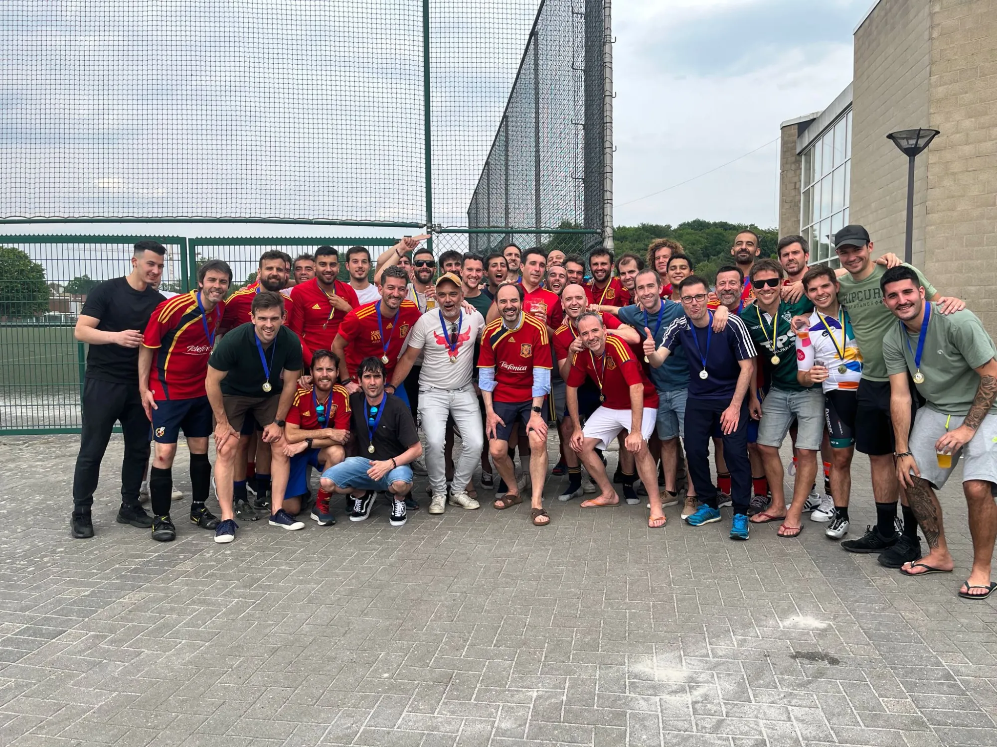 Miembros de La Roja de Bruselas celebran juntos al aire libre durante el 15.º aniversario