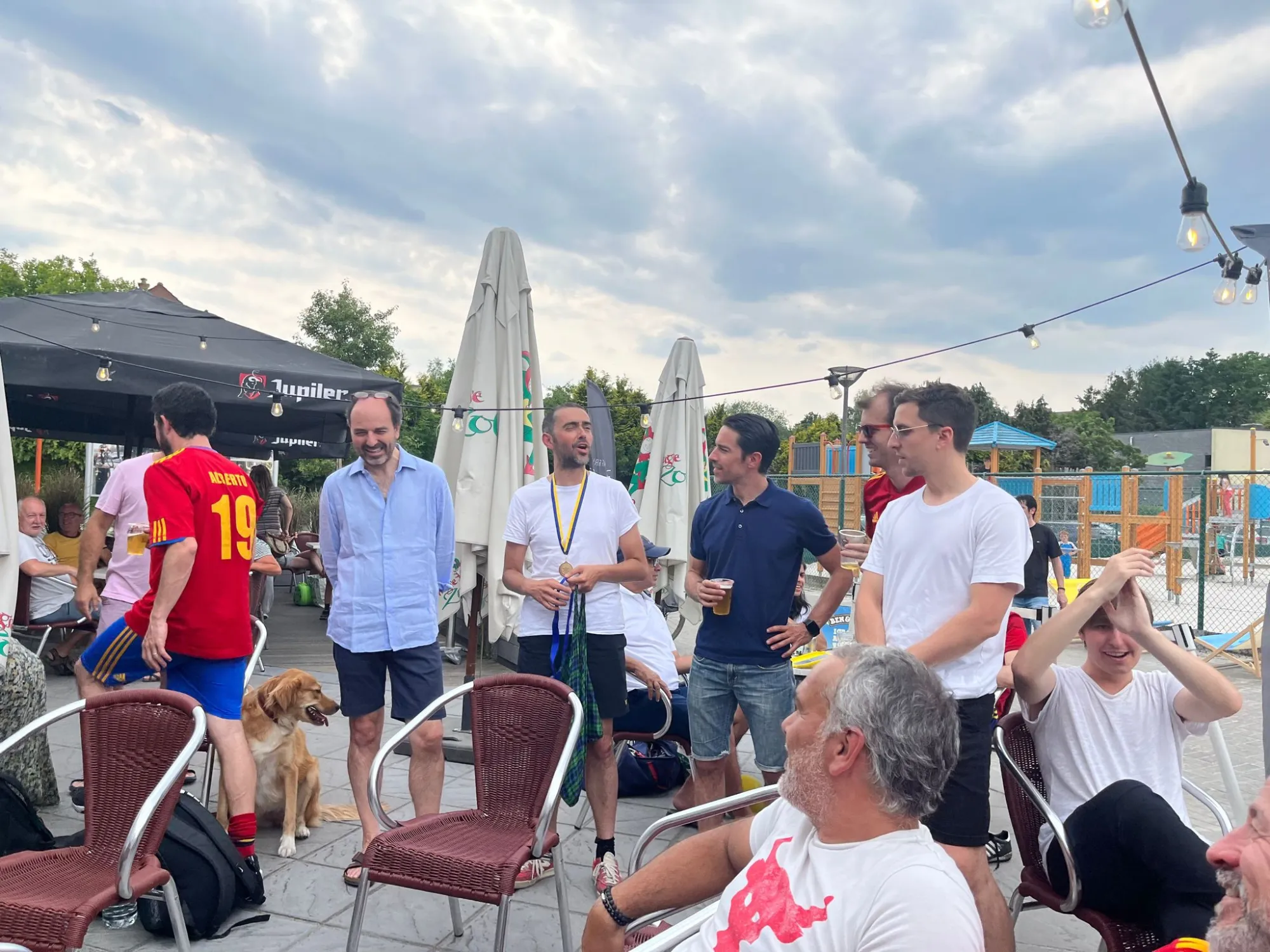 Jugadores y amigos conversan tras los partidos del 15.º aniversario