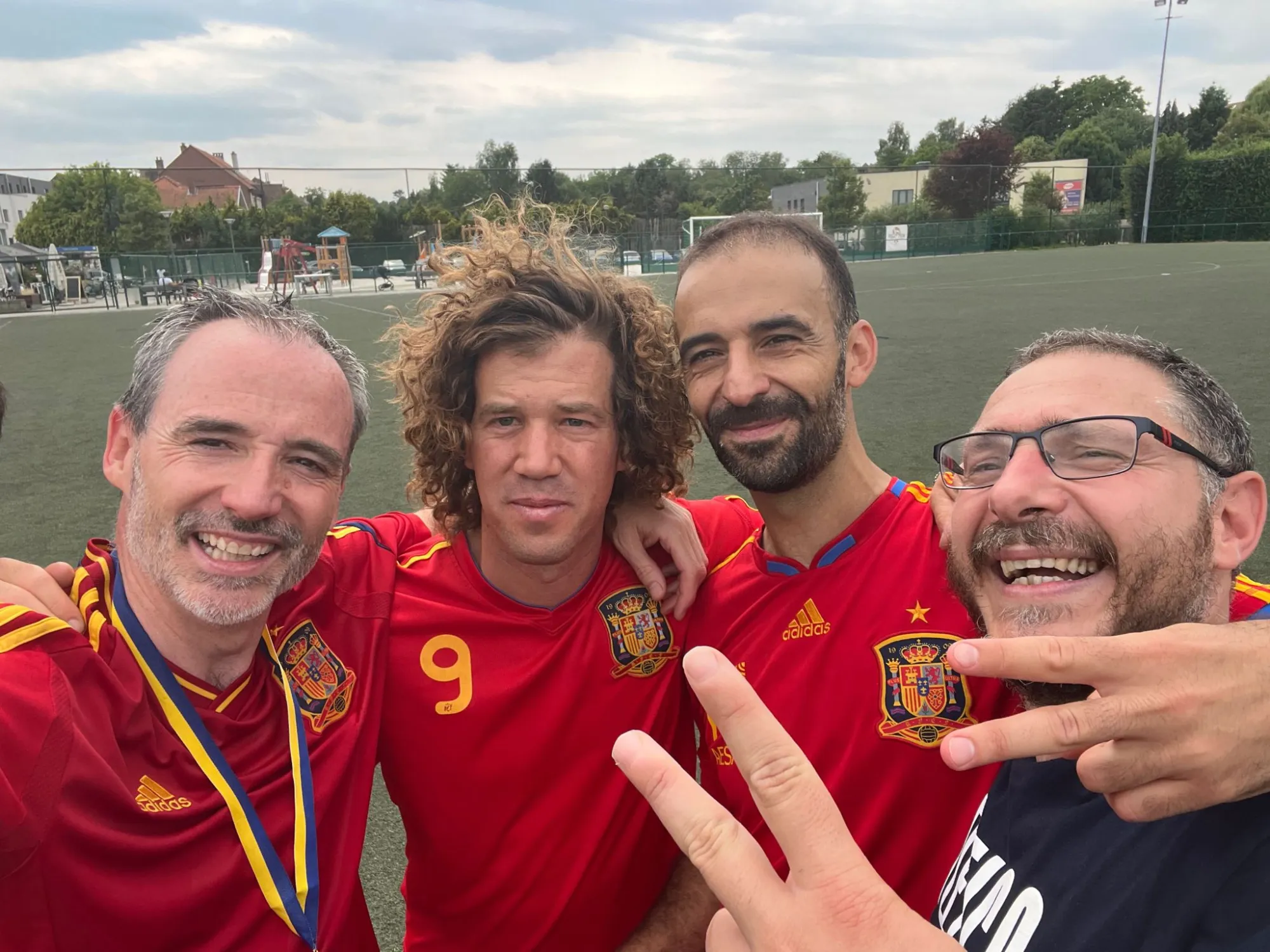 Selfie de varios jugadores con medalla tras el 15.º aniversario