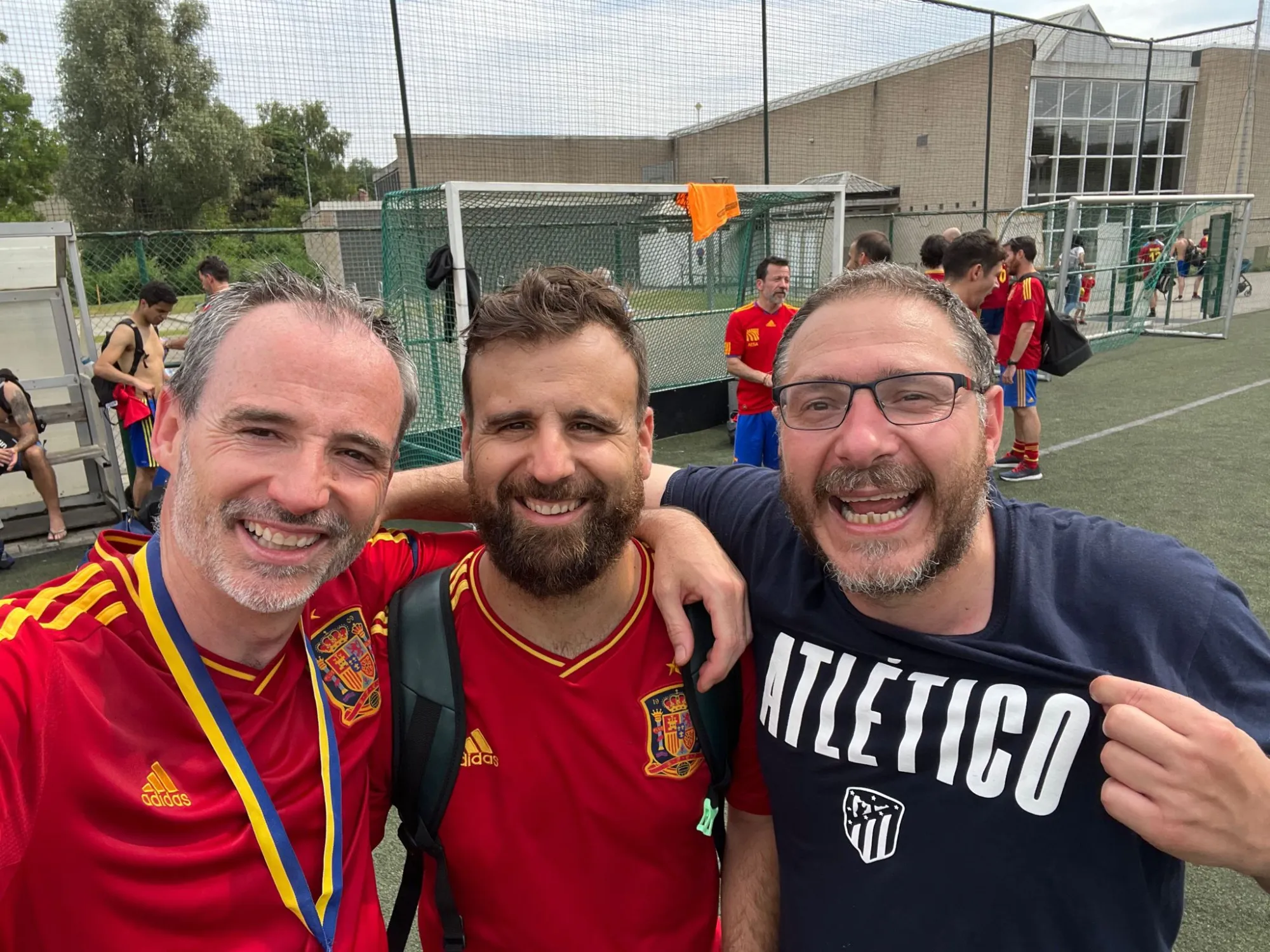 Selfie de integrantes de La Roja en el campo después de la celebración