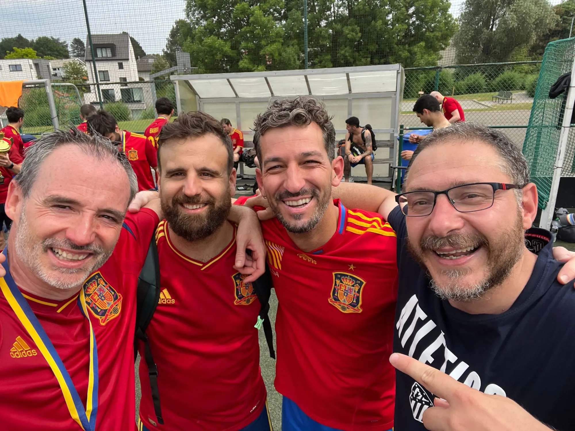 Selfie grupal con camisetas rojas y ambiente festivo