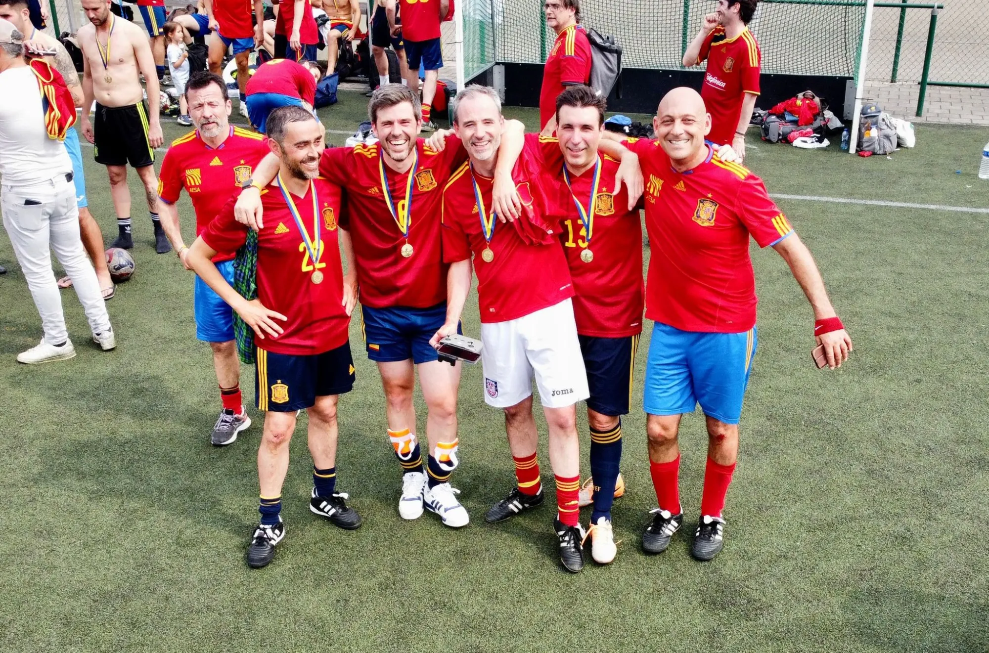 Varios jugadores posan con medallas tras el partido del 15.º aniversario