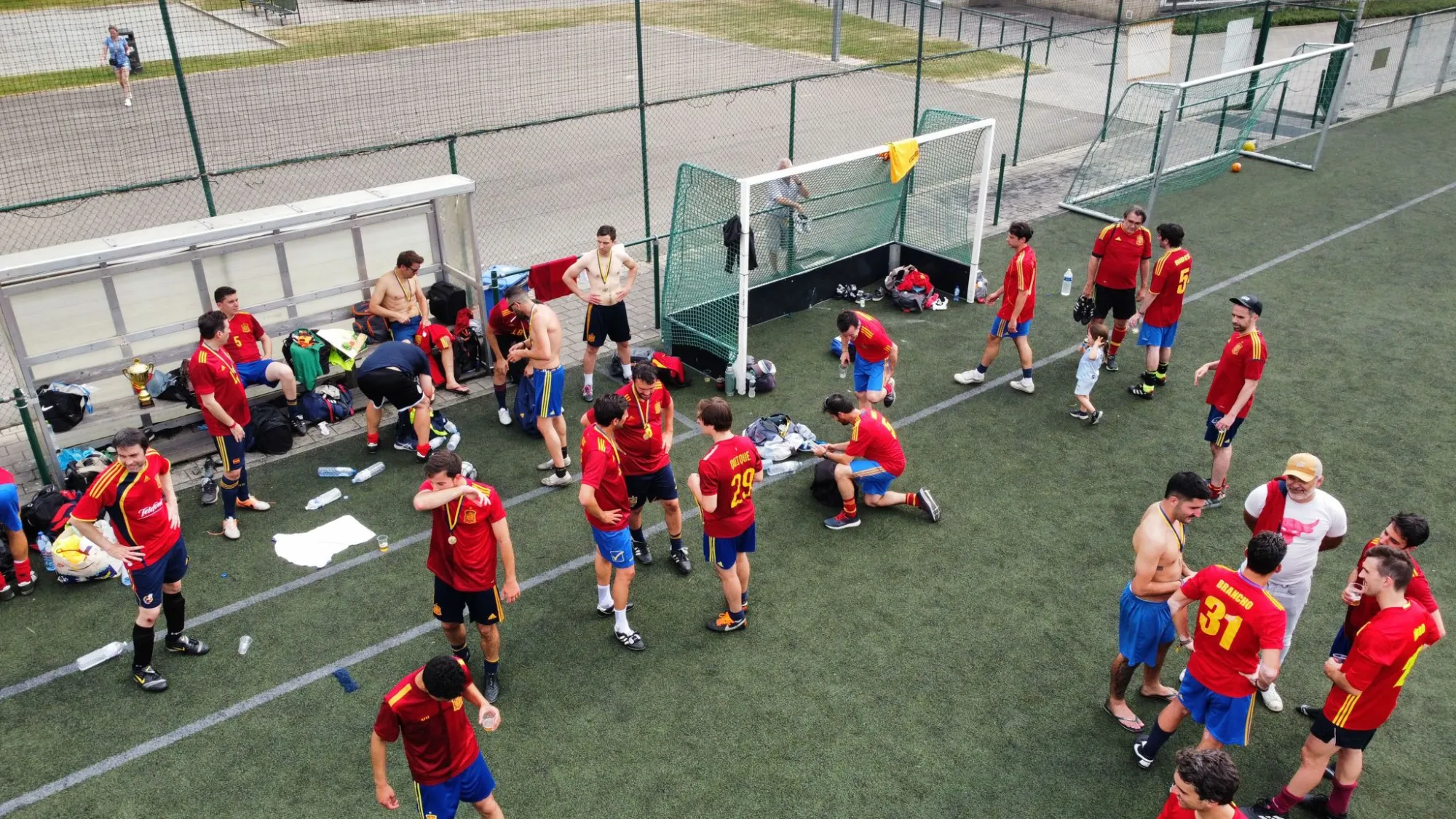 Vista elevada del vestuario improvisado y los jugadores sobre el campo