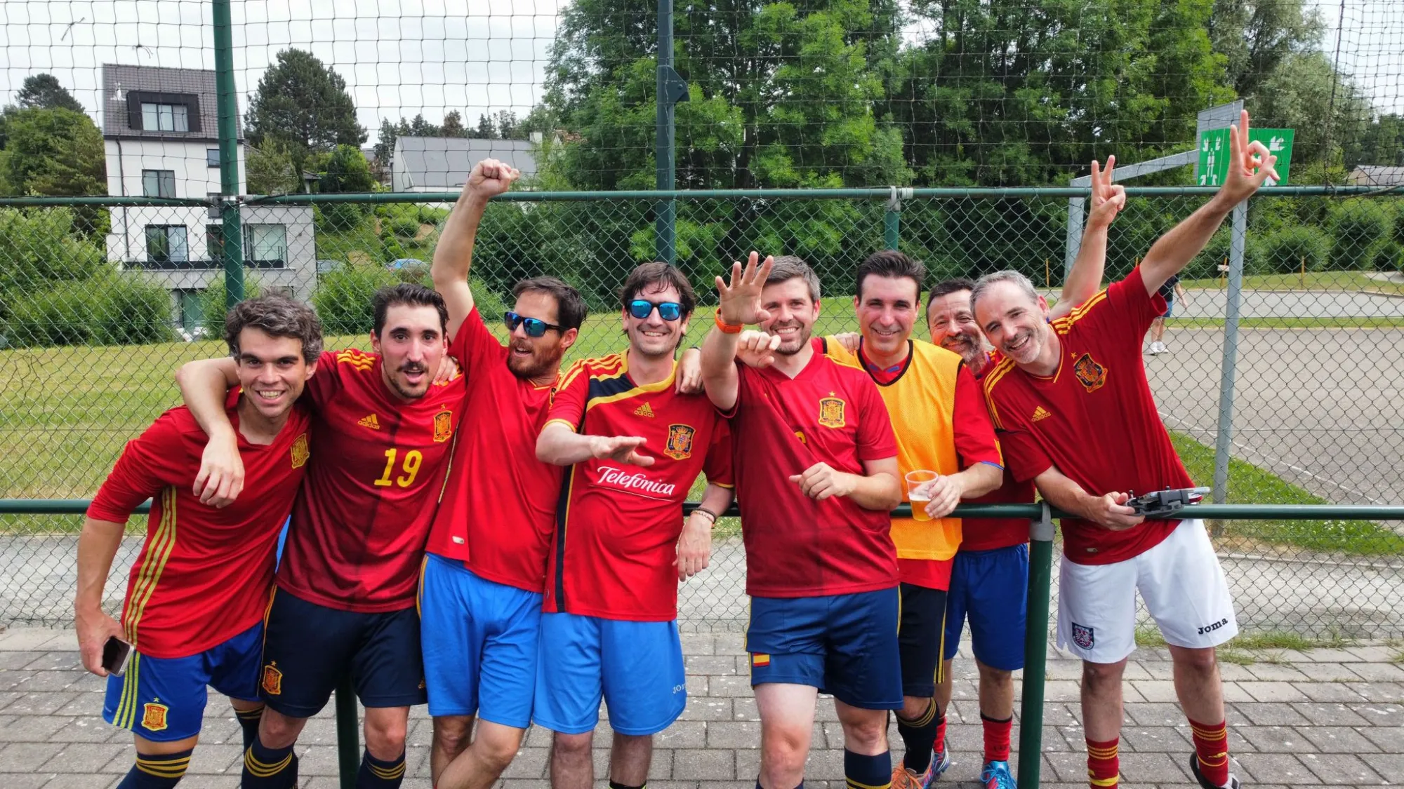 Jugadores posan junto a la valla durante el 15.º aniversario
