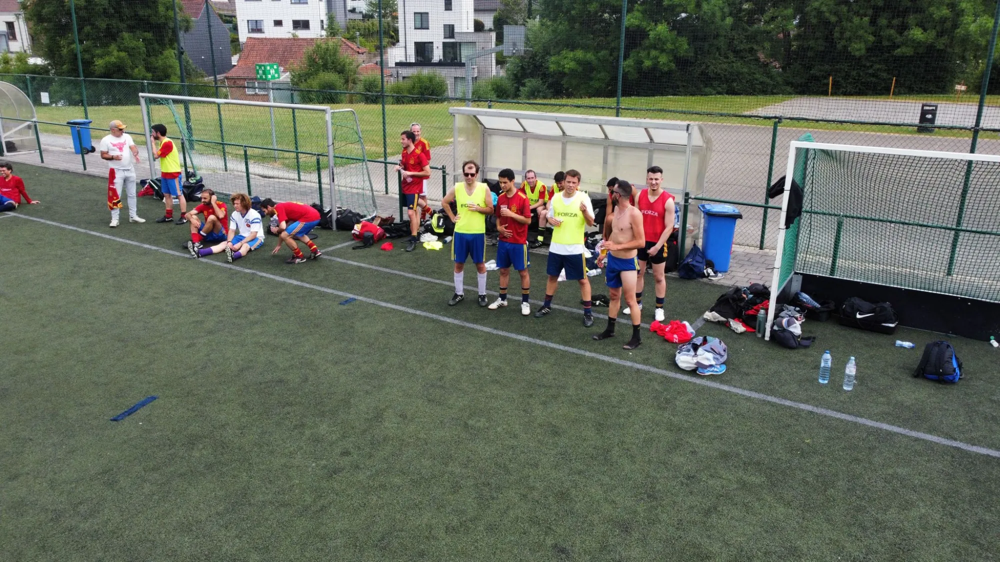 Jugadores y suplentes junto al banquillo durante el torneo del 15.º aniversario