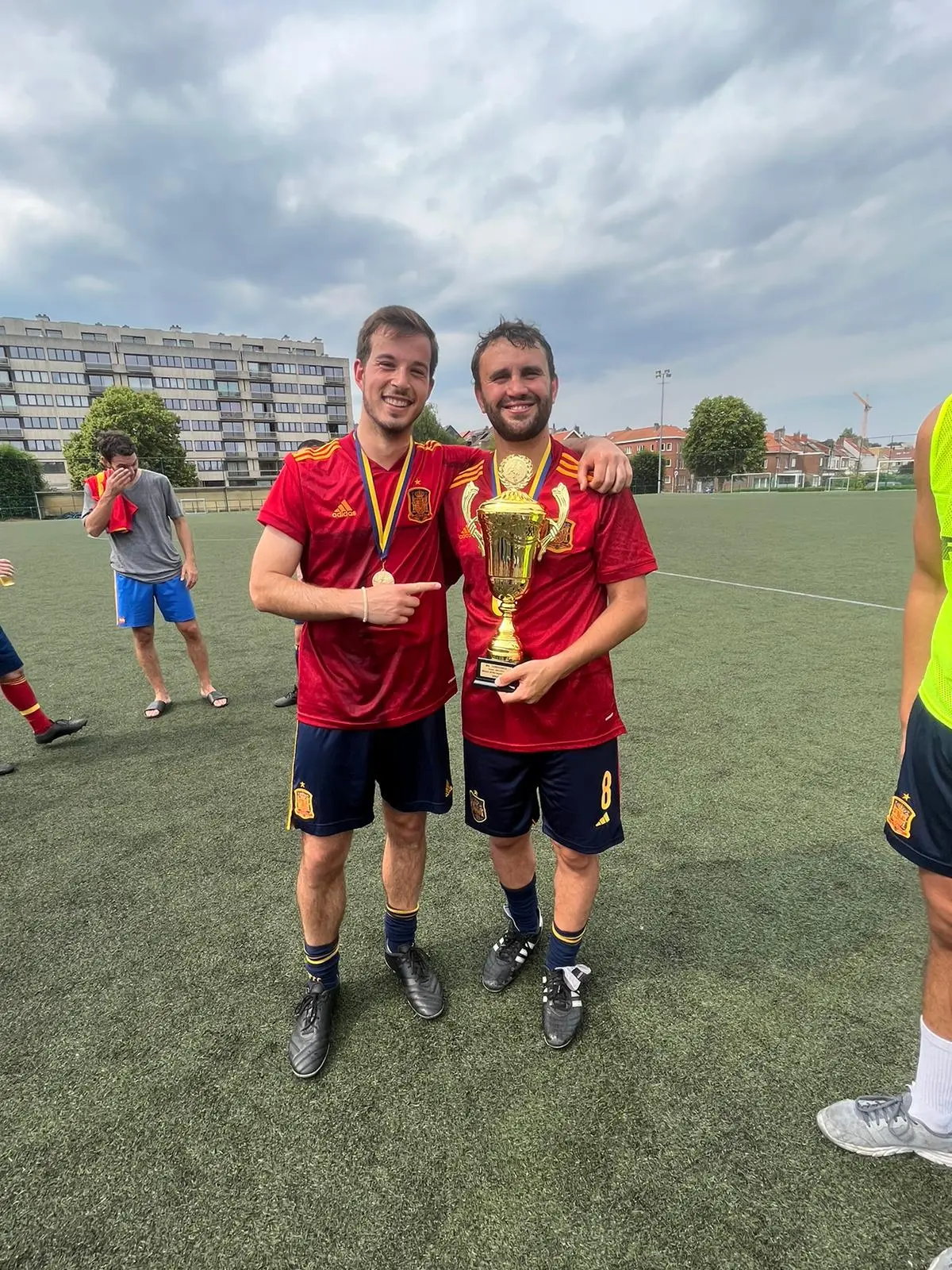 Dos jugadores posan con trofeo y medalla tras el torneo