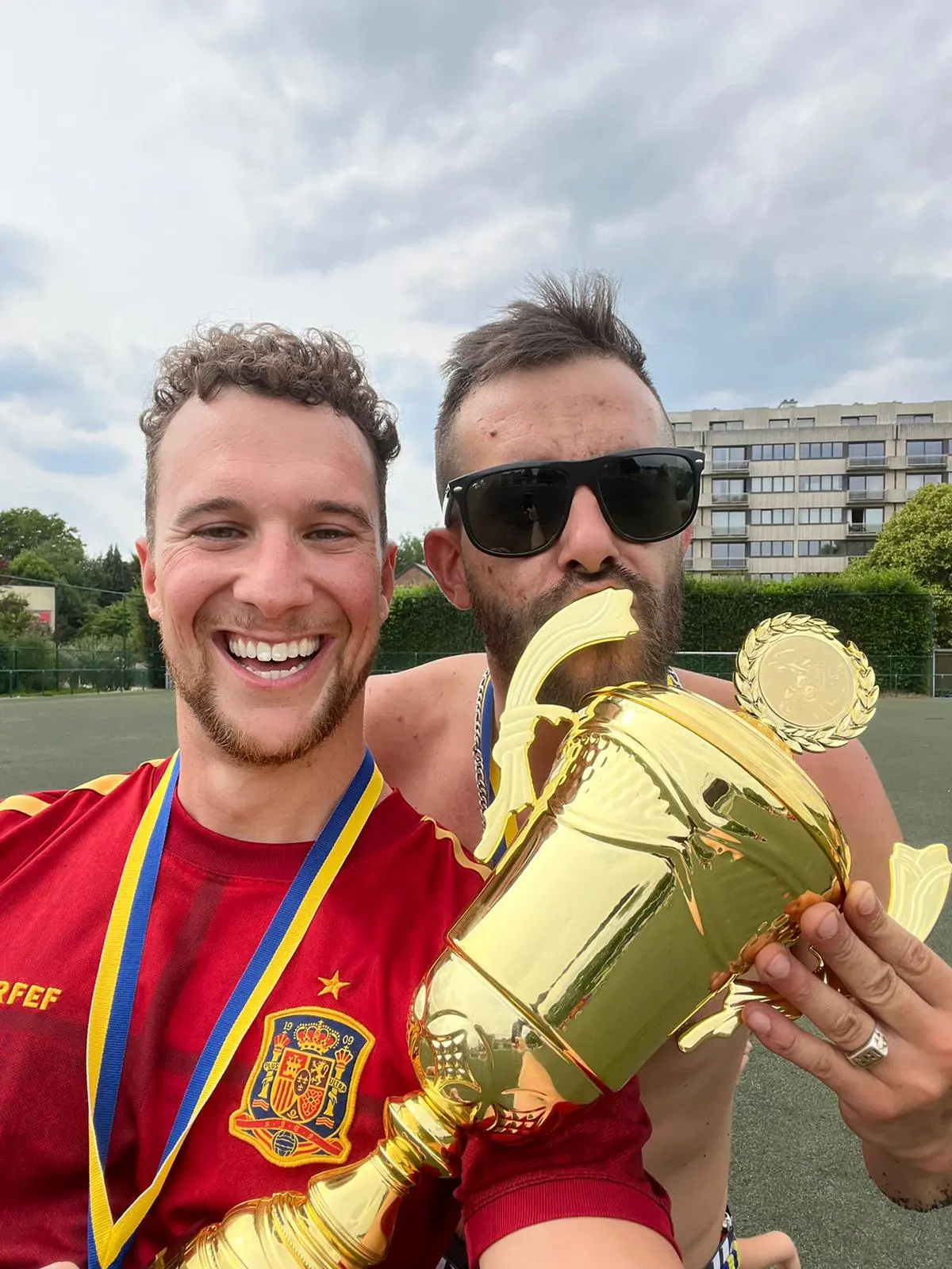 Selfie con el trofeo tras el torneo del 15.º aniversario