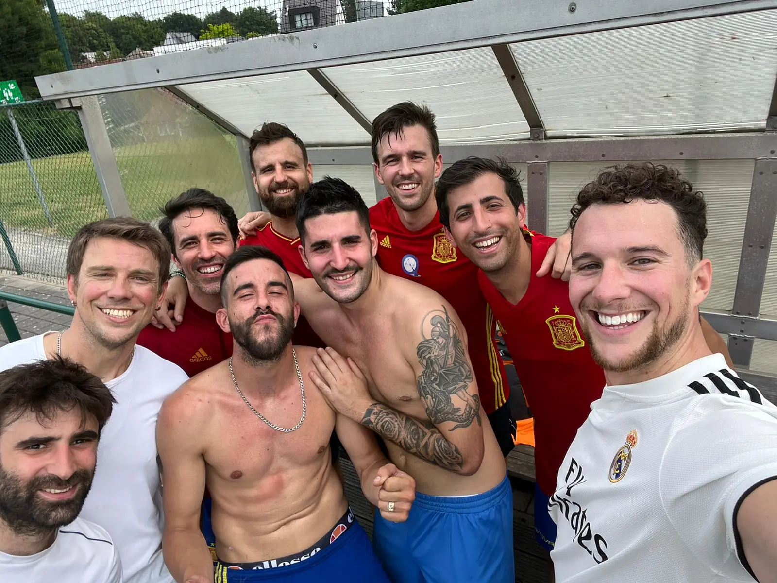 Selfie grupal de jugadores junto al banquillo tras el partido