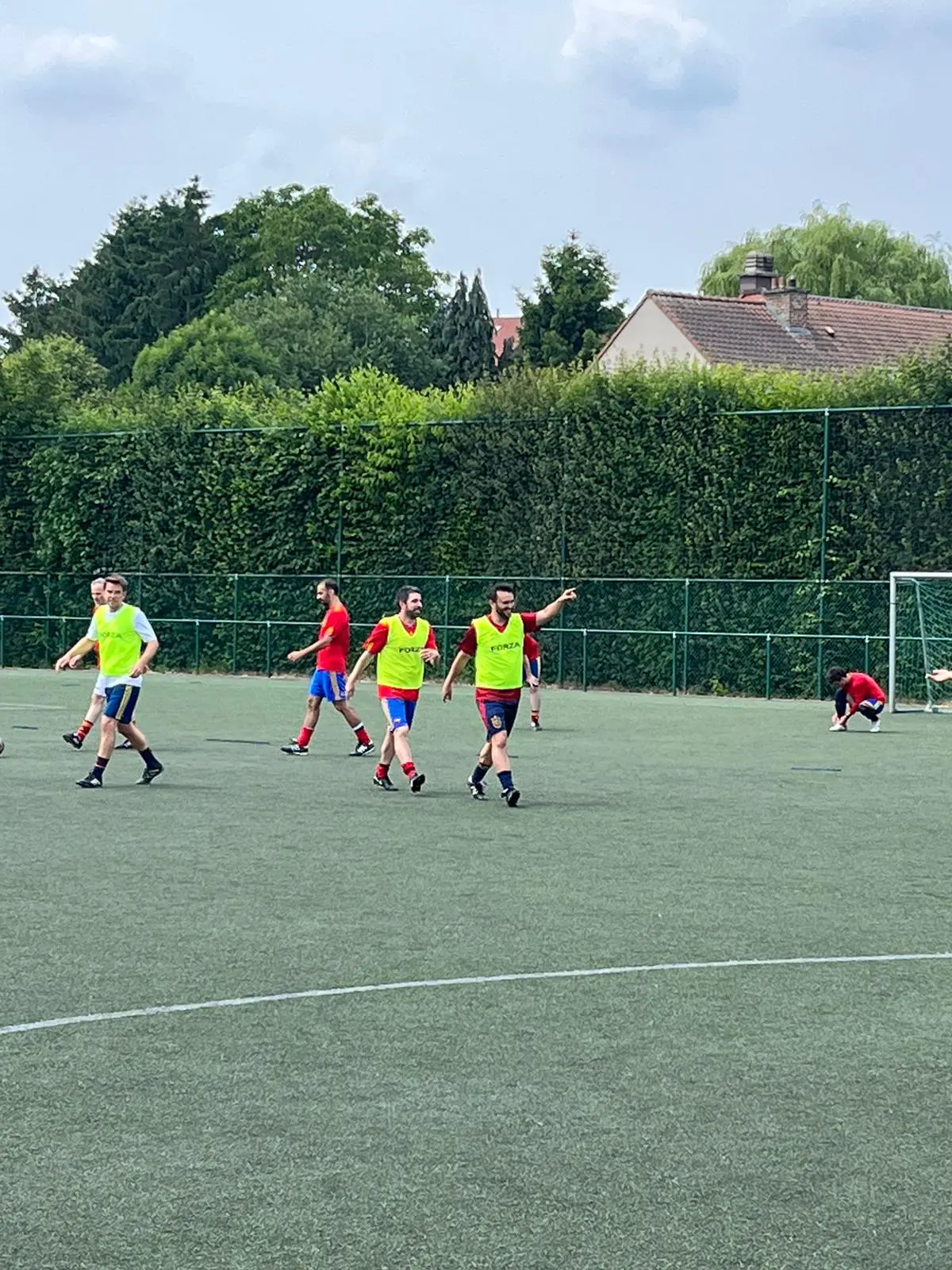 Imagen de juego con petos verdes durante el torneo del 15.º aniversario