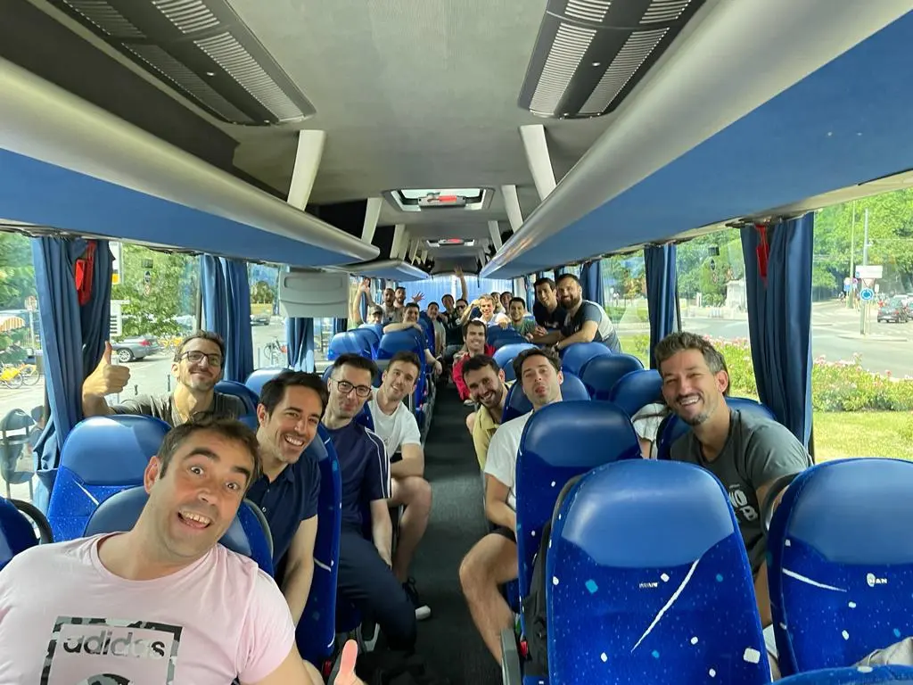 Foto del viaje en autobús del club durante el 15.º aniversario
