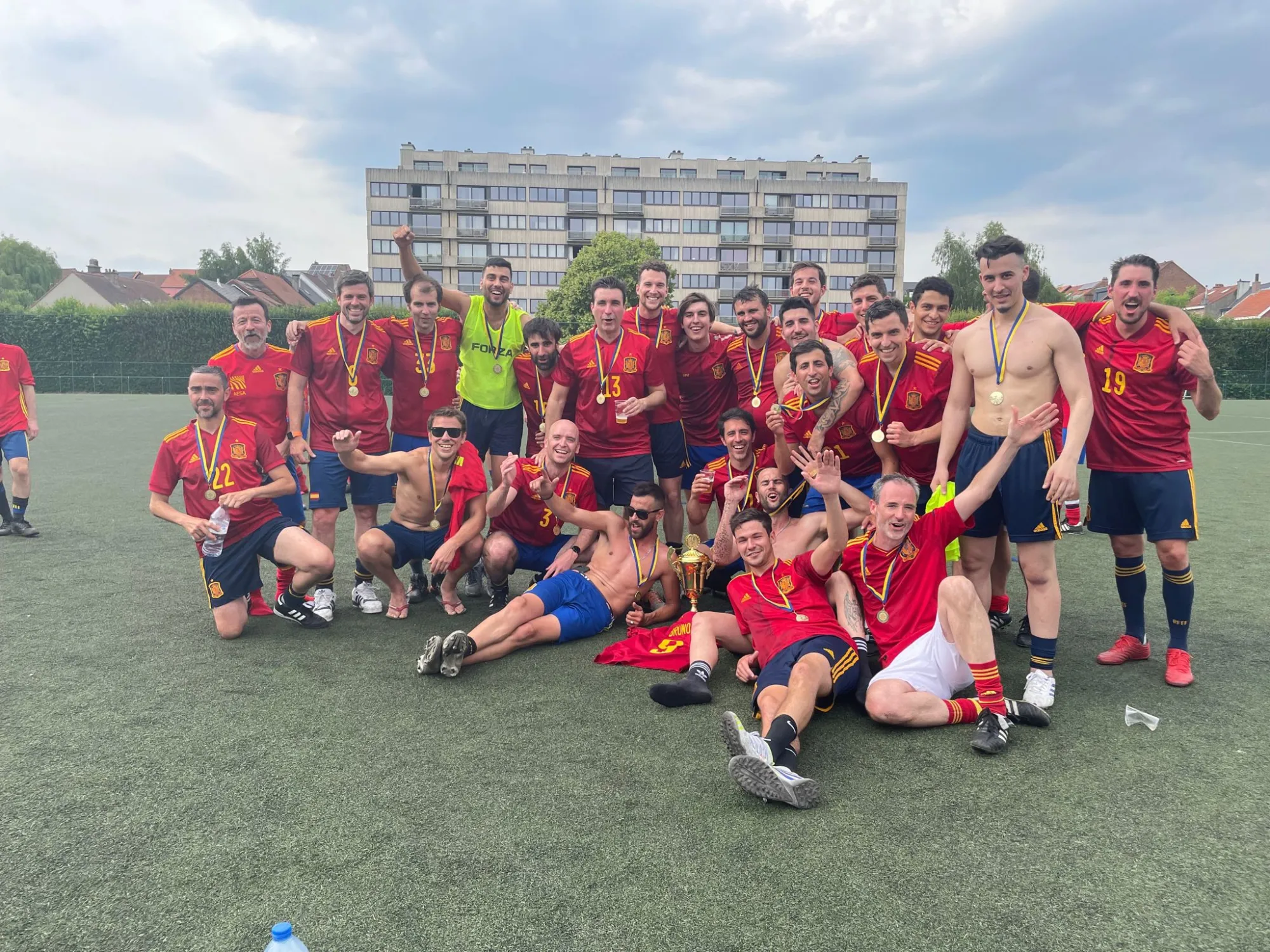 Plantilla posa junta con medallas y trofeo tras el torneo del 15.º aniversario