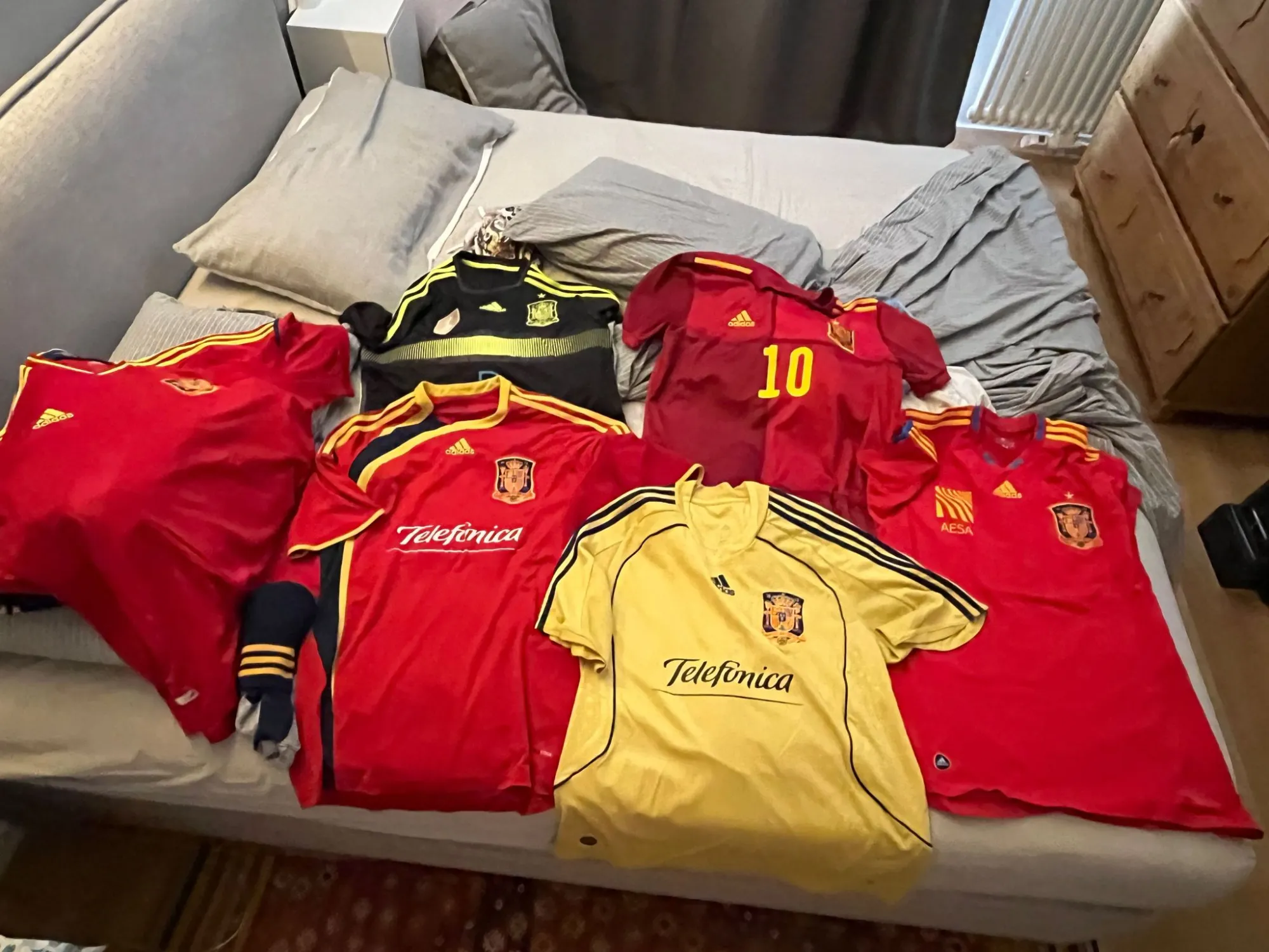 Camisetas históricas de La Roja de Bruselas preparadas para el 15.º aniversario