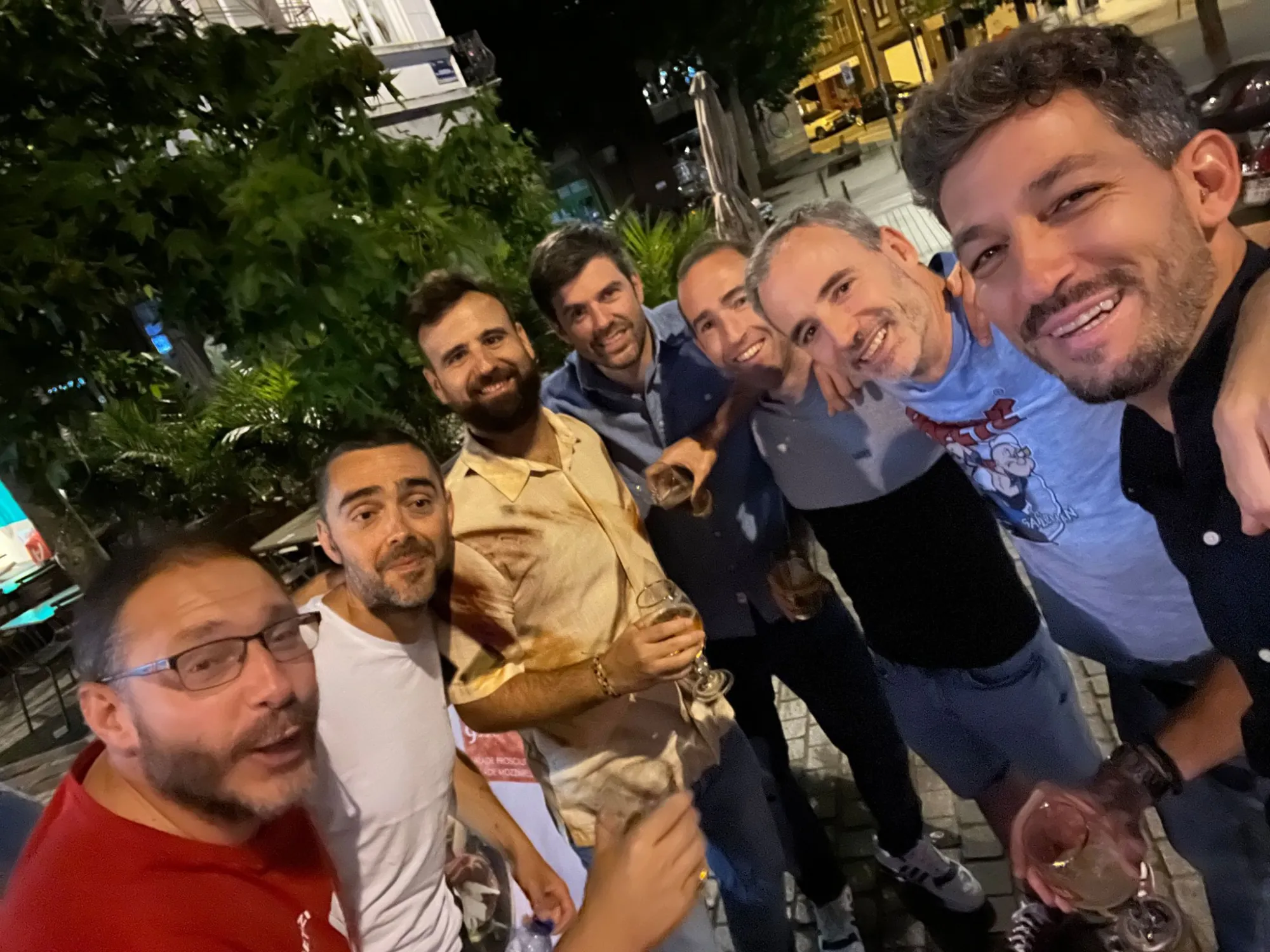 Selfie nocturno de miembros de La Roja brindando en Bruselas