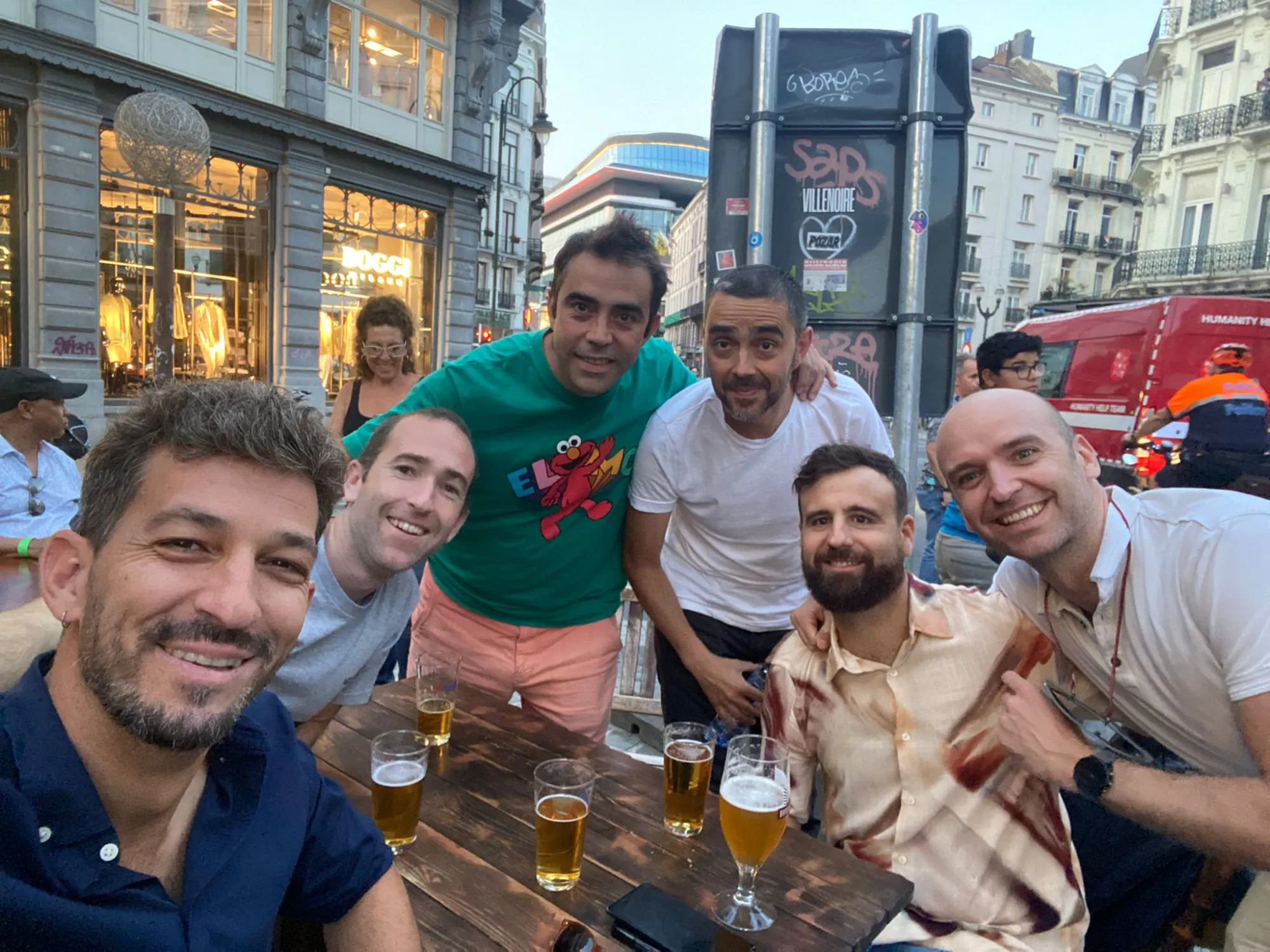 Grupo de amigos de La Roja reunidos con cervezas tras el aniversario