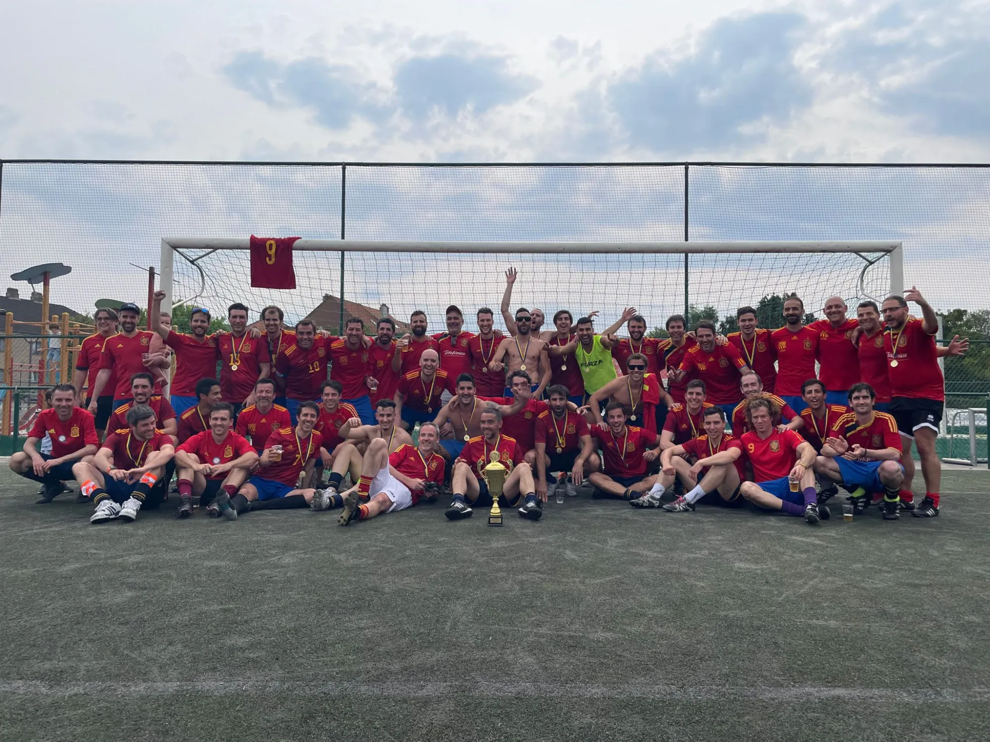 Fotografía de grupo de La Roja de Bruselas celebrando un título